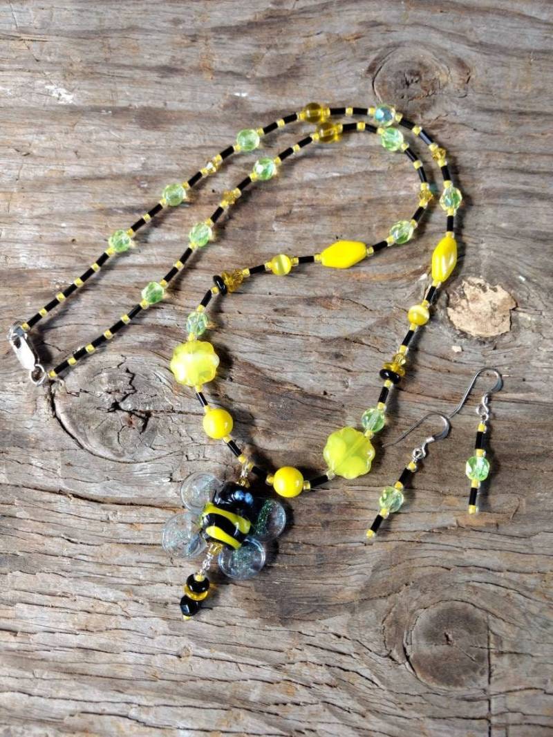 Schöne Bumblebee Biene Dichroic Glas Gelb Und Schwarz Aurora Borealis Flügel Lampwork Perlen Halskette Ohrring Set Schöne Bumblebee Biene Dichroic Glas Gelb Und Schwarz Aurora Borealis Flügel Lampwork Perlen Halskette Ohrring Set von JaspersJewels