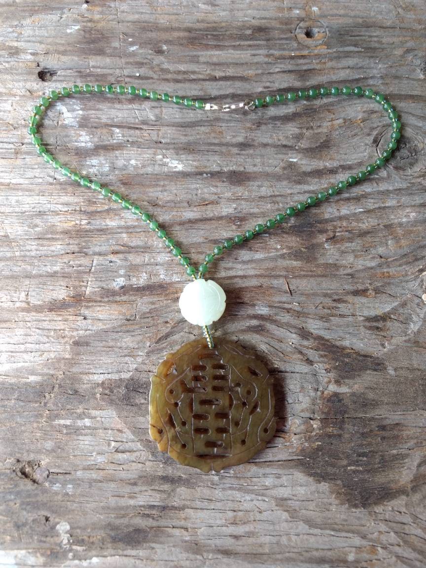 Serpentin Geschnitzte Anhänger W/Natürliche Jade Halskette Serpentin Geschnitzte Anhänger W/Natürliche Jade Halskette von JaspersJewels