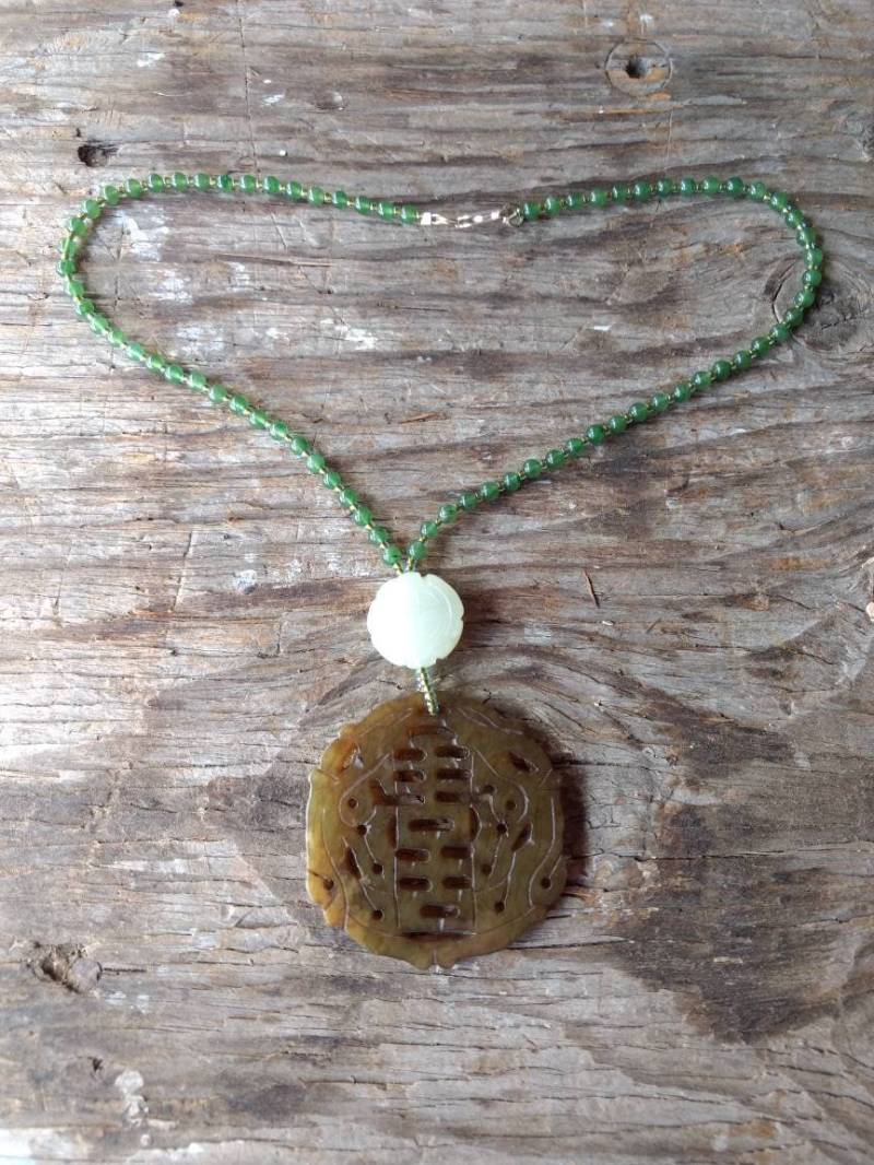 Serpentin Geschnitzte Anhänger W/Natürliche Jade Halskette Serpentin Geschnitzte Anhänger W/Natürliche Jade Halskette von JaspersJewels