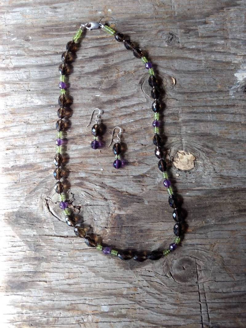 Set Rauchquarz, Peridot Mit Amethyst Facettierte Halskette & Ohrringe Set, Sterling Silber Set Rauchquarz, Peridot Mit Amethyst Facettierte Halskette & Ohrringe Set, Sterling Silber von JaspersJewels