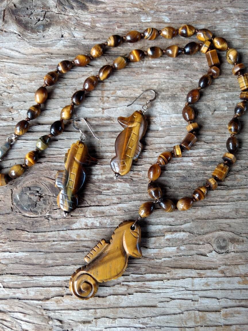 Set Tigerauge Seepferdchen Halskette & Ohrringe Alle Natürlichen Halbedelsteine Heilen Metaphysical Set Tigerauge Seepferdchen Halskette & Ohrringe Alle Natürlichen Halbedelsteine Heilen Metaphysical von JaspersJewels