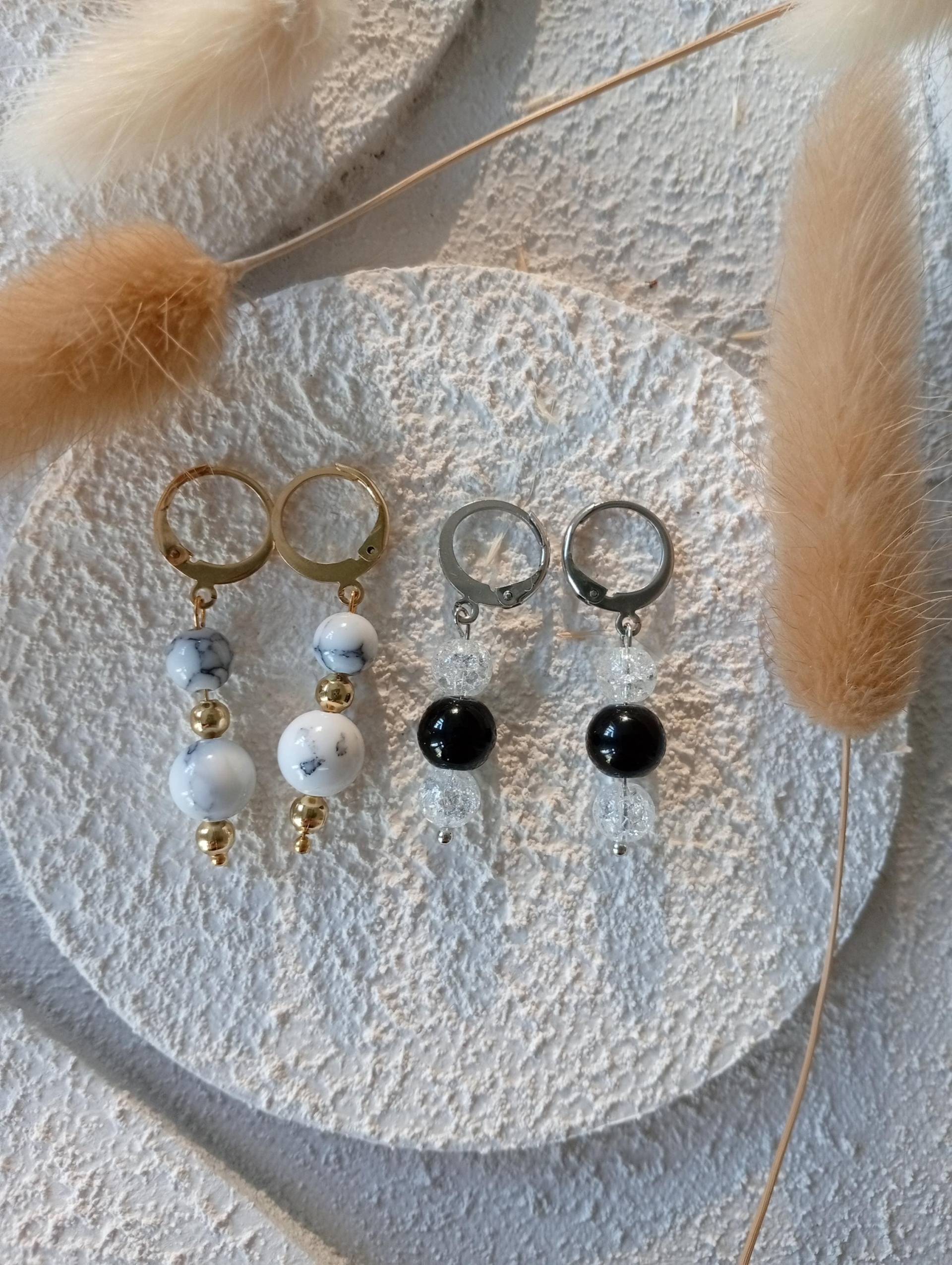 Ohrringe/Huggies Mit Howlith/Gold Oder Onyx/Quarz Ohrringe/Huggies Mit Howlith/Gold Oder Onyx/Quarz von JasuviDesign
