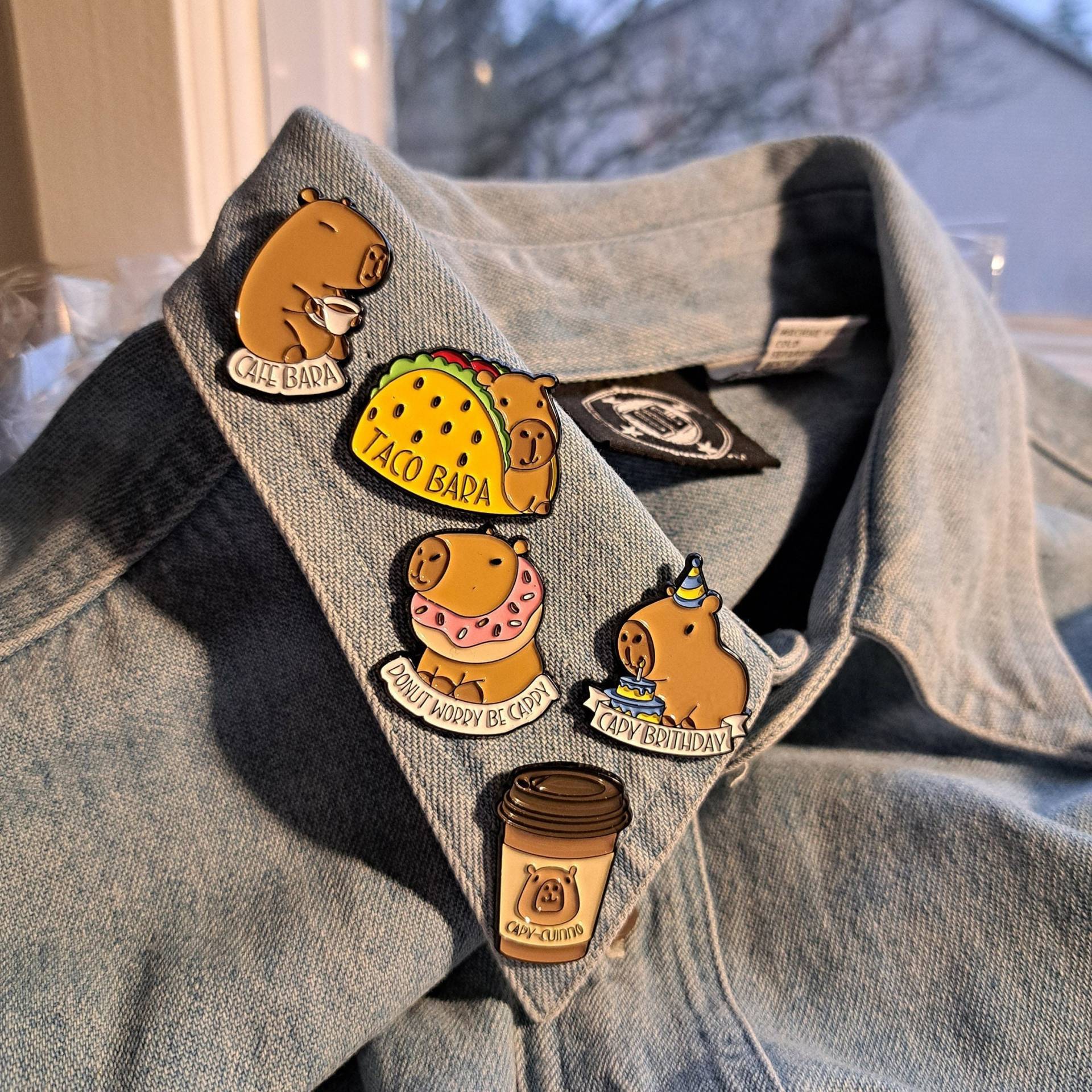 Emaille Pin Capybara, Glücklich, Lustig, Süß, Metall Stecker, Geschenk Für Geburtstag von JattJattsKerzen