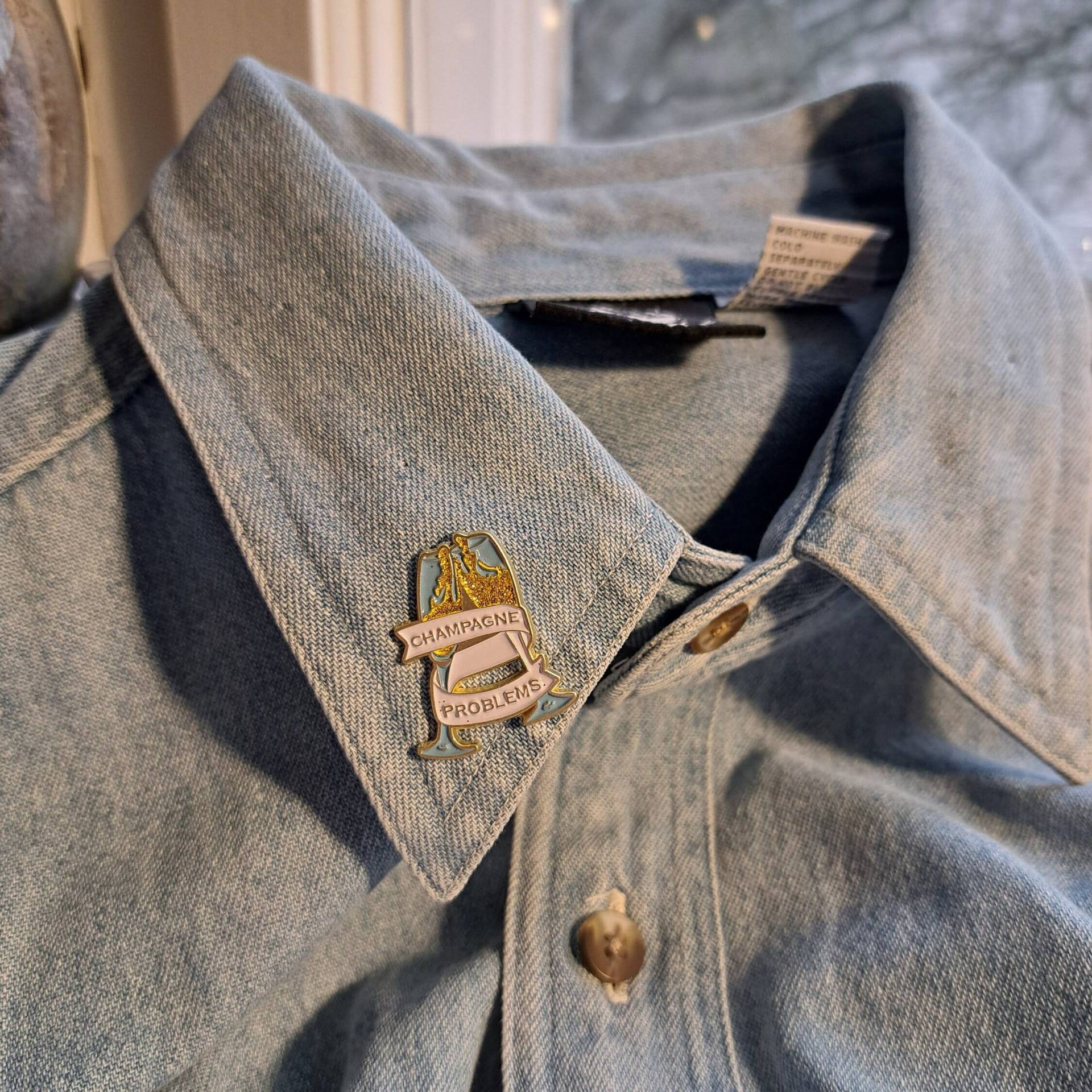 Emaille Pin Champagner, Glitzer , Champus, Lustiger Pin, Metall Stecker, Geschenk Für Geburtstag von JattJattsKerzen