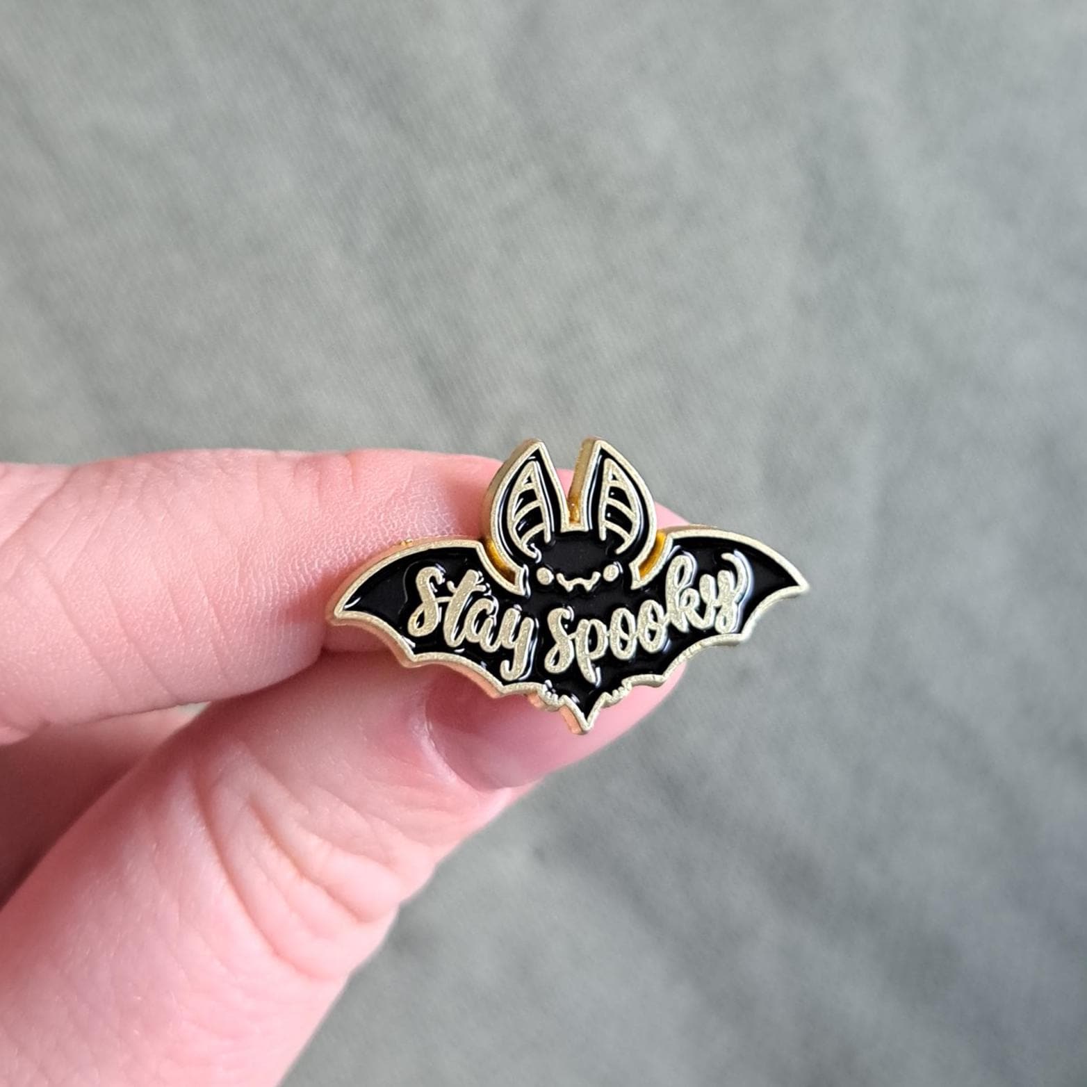 Emaille Pin Fledermaus, Gruselig, Lustig, Süß, Metall Stecker, Geschenk Für Geburtstag von JattJattsKerzen
