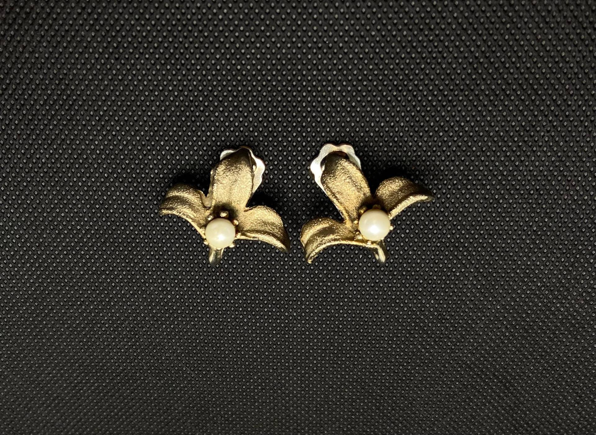 50Er Jahre Stil Ohrringe, Ohrclips, Vintage Perlenohrringe, Kunstperlen, Goldohrringe, Fleur De Lis von JattengVintage