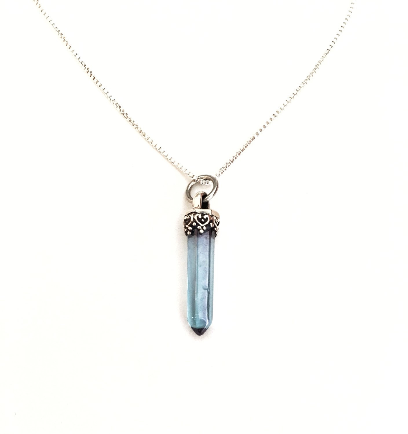 Blaue Kristallhalskette, Aqua-Aura-Kristallhalskette, Aqua-Aura-Quarz, Aqua-Aura-Anhänger, Energiekristall von JavaharaGems