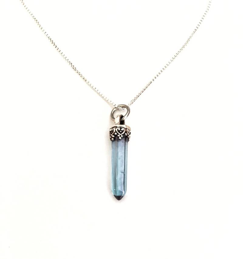 Blaue Kristallhalskette, Aqua-Aura-Kristallhalskette, Aqua-Aura-Quarz, Aqua-Aura-Anhänger, Energiekristall Blaue Kristallhalskette, Aqua-Aura-Kristallhalskette, Aqua-Aura-Quarz, Aqua-Aura-Anhänger, Energiekristall von JavaharaGems