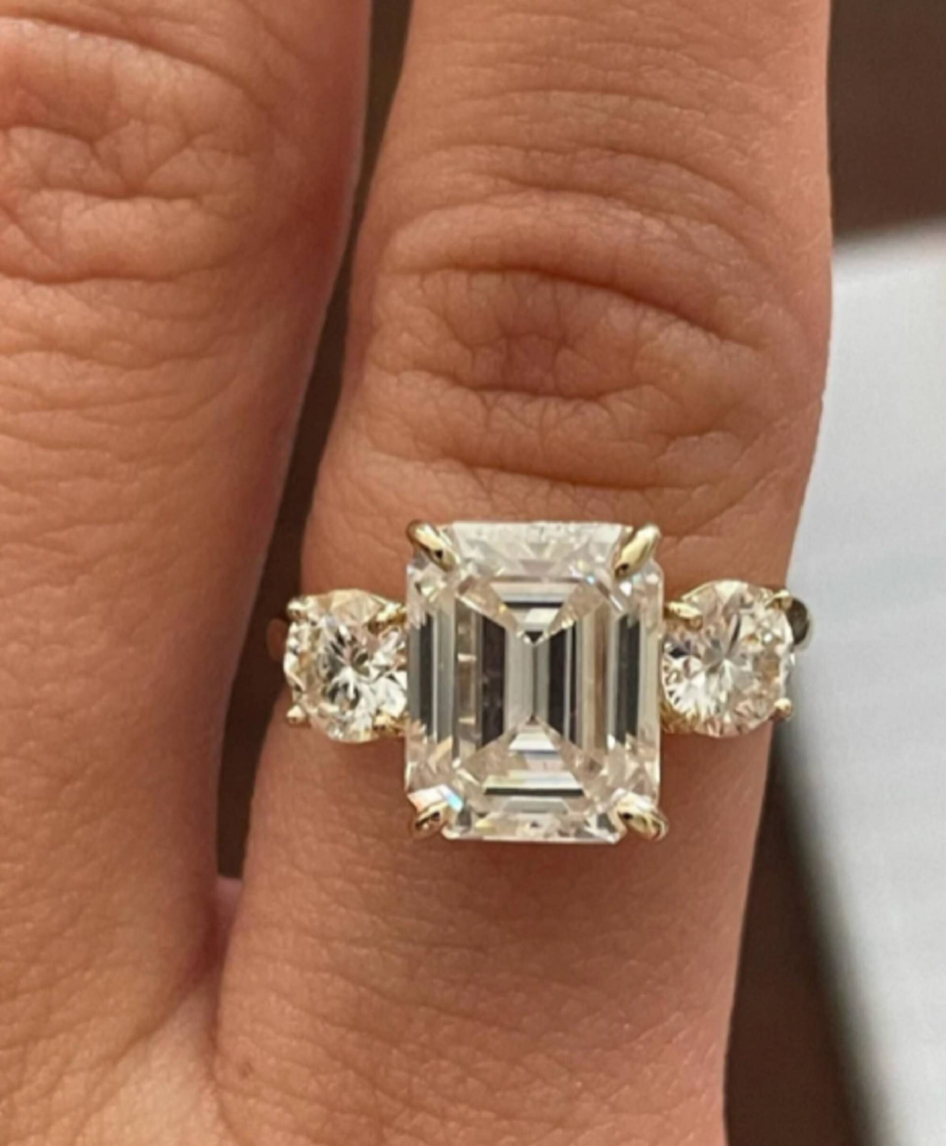 3, 08 Tcw Smaragdschliff Moissanite Verlobungsring, 14K Gelbgold Jubiläumsring, Versprechen Ring Für Sie, Drei Stein Ehering Bräute von JaviJewel