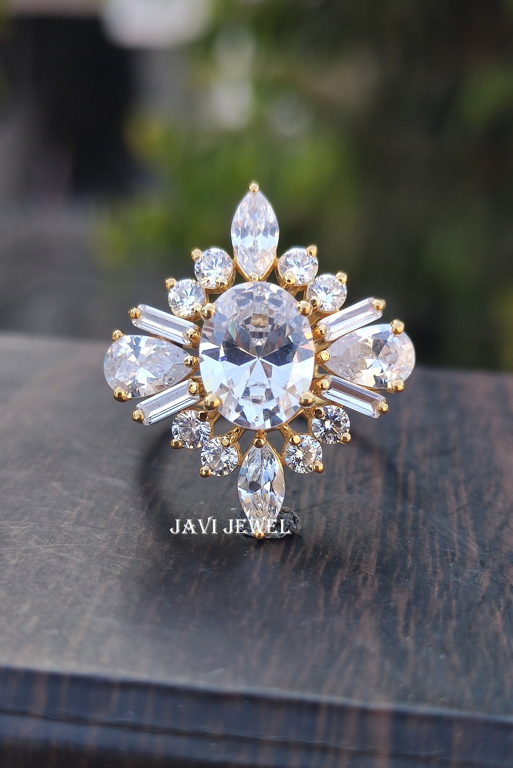 Art Deco Moissanite Verlobungsring, 14K Gelbgold Halo Oval Cut Ehering, Vintage Jubiläumsring Für Sie, Starburst Versprechen Ring von JaviJewel