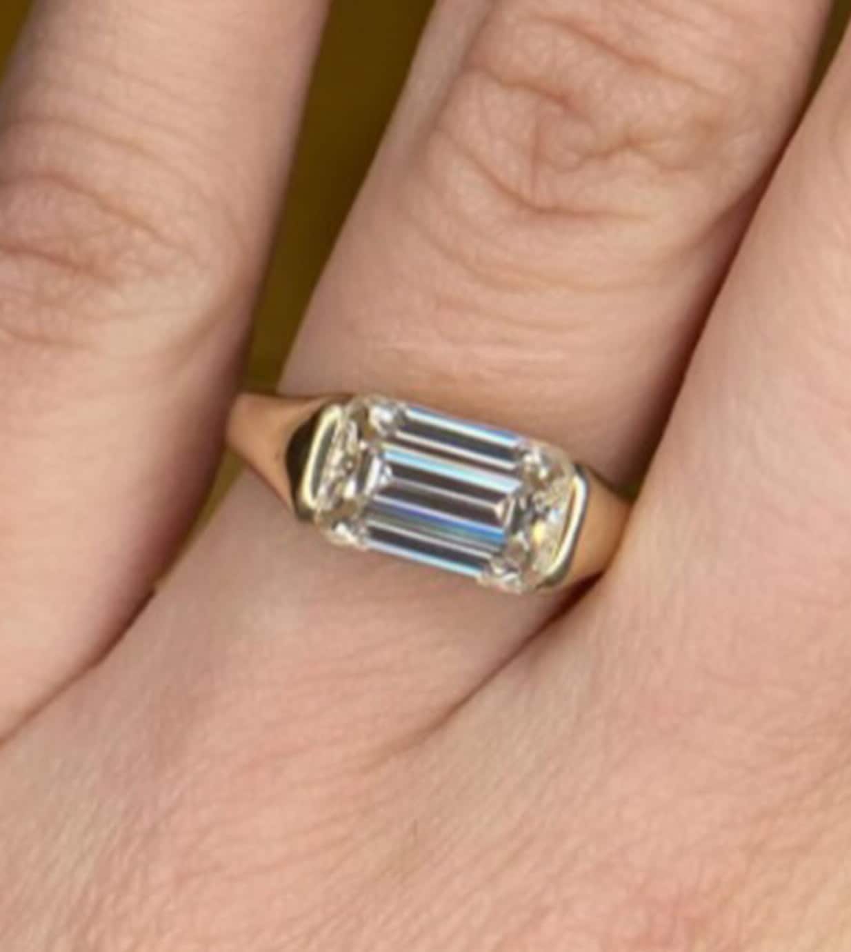 Smaragd Moissanite Ost West Ring/14K Gelb Gold Solitär Verlobungsring Ehering Jubiläumsring Für Frau von JaviJewel