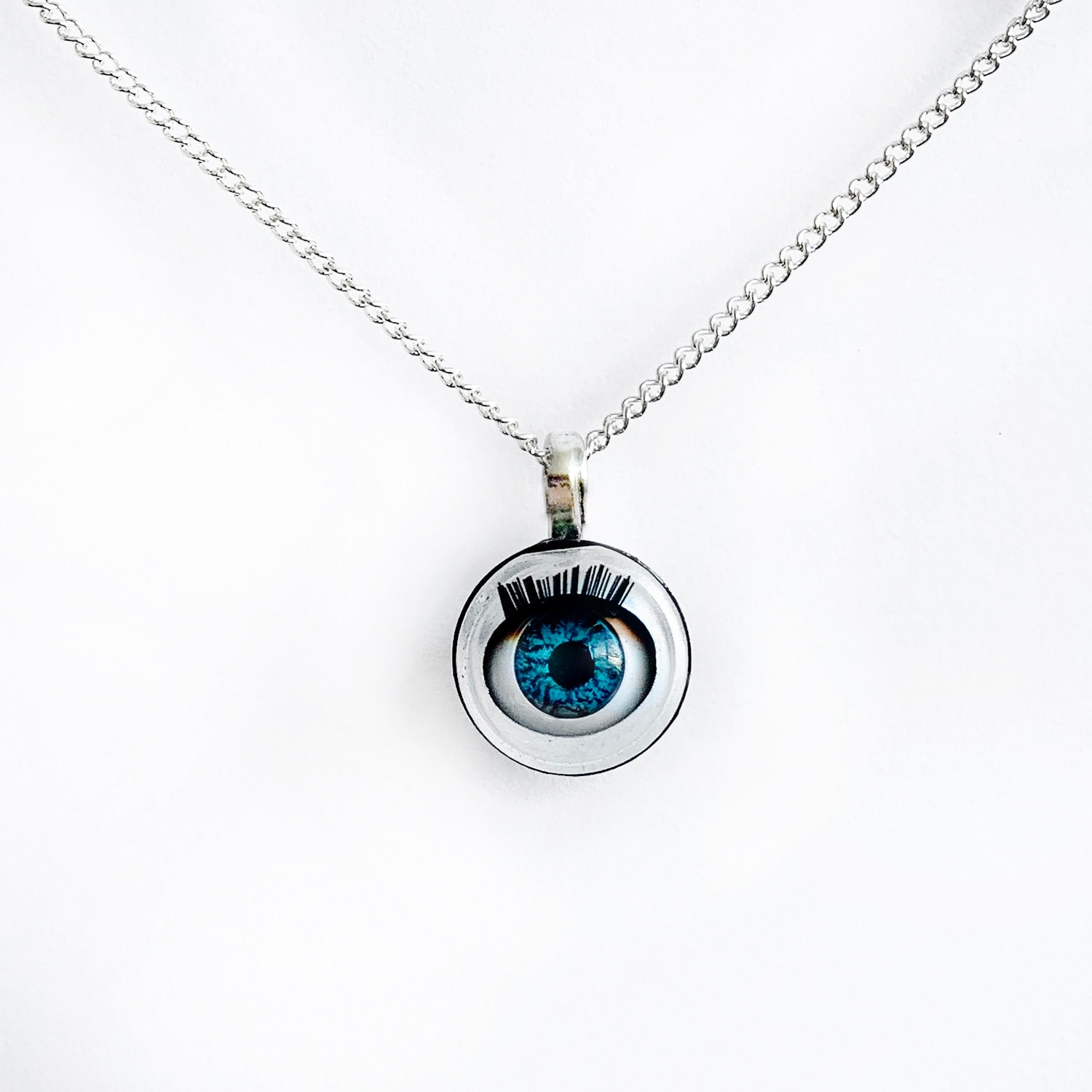 Bewegliches Puppenauge Halskette, Gruselige Augen, Halloween Schmuck, Drittes Auge Halskette von Jawlinejewellery