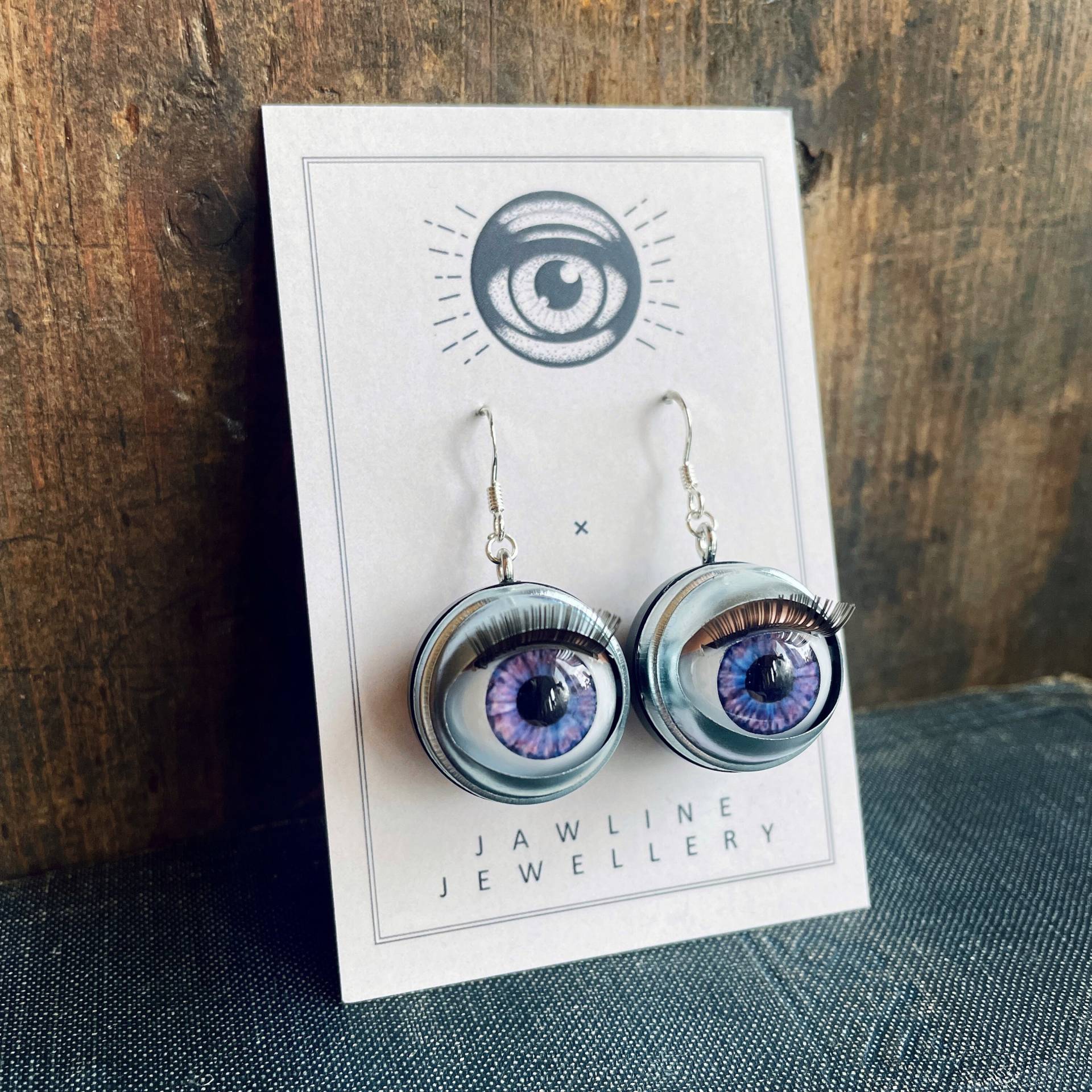 Lila Augen Ohrringe, Blinkendes Puppen Auge Alternativer Makaber Schmuck, Gothic Ohrringe von Jawlinejewellery