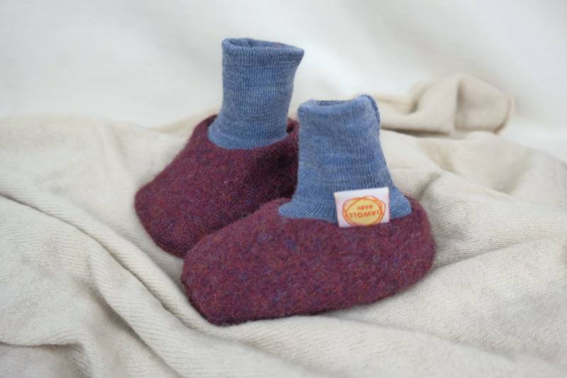 Warme Babyschuhe 3-6 M Aus Upcycling Wolle in Beerenlila Und Hellblau von JawollBaby