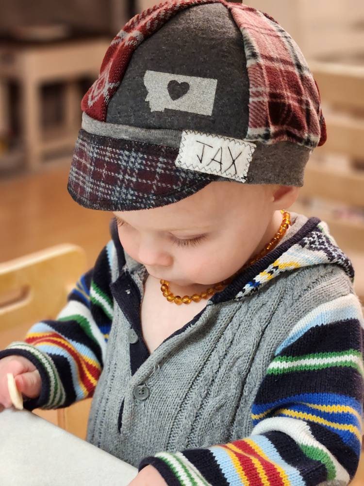 Jax Hut Kindermütze - Bordeaux Und Grau Mischgewebe Recycelter Montana Grizzly Chemo Aopecia Mütze Photo Prop von JaxUpcycled