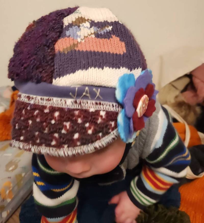 Kinderhut Jax - Lila + Blau Upcycled Pullover Hut Recycelt Chemo Mütze Alopezie Fotografie Prop Mädchen Versandfertig von JaxUpcycled