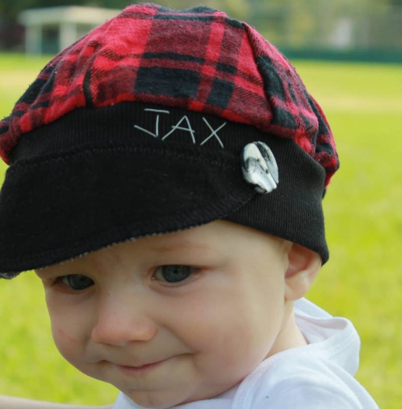 Kleinkind Jax Hut Größe 6 Bis 18 Monate - Rot Und Schwarz Karierte Flanell Protokollierung Fotografie Prop Junge Sofort Lieferbar Chemo Baby von JaxUpcycled