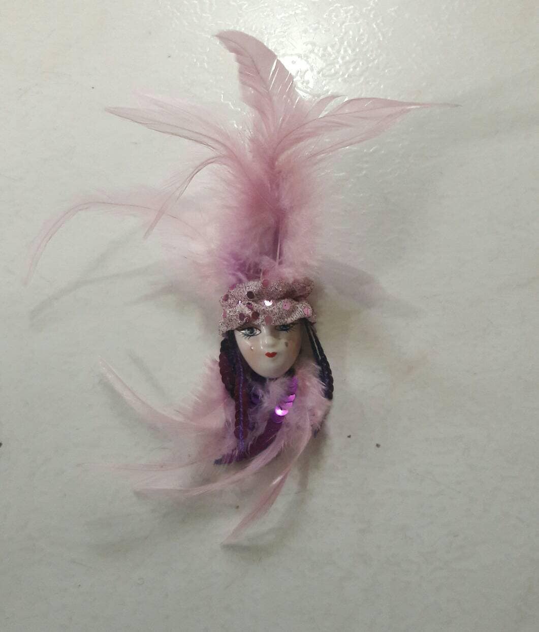 Vintage Gesichtsmagnet Aus Porzellan Handgefertigte Feder in Rosa von Jaxsprats