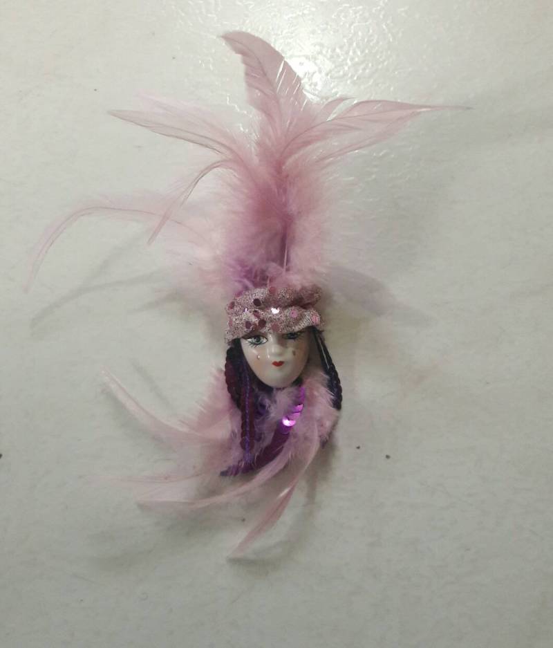 Vintage Gesichtsmagnet Aus Porzellan Handgefertigte Feder in Rosa von Jaxsprats