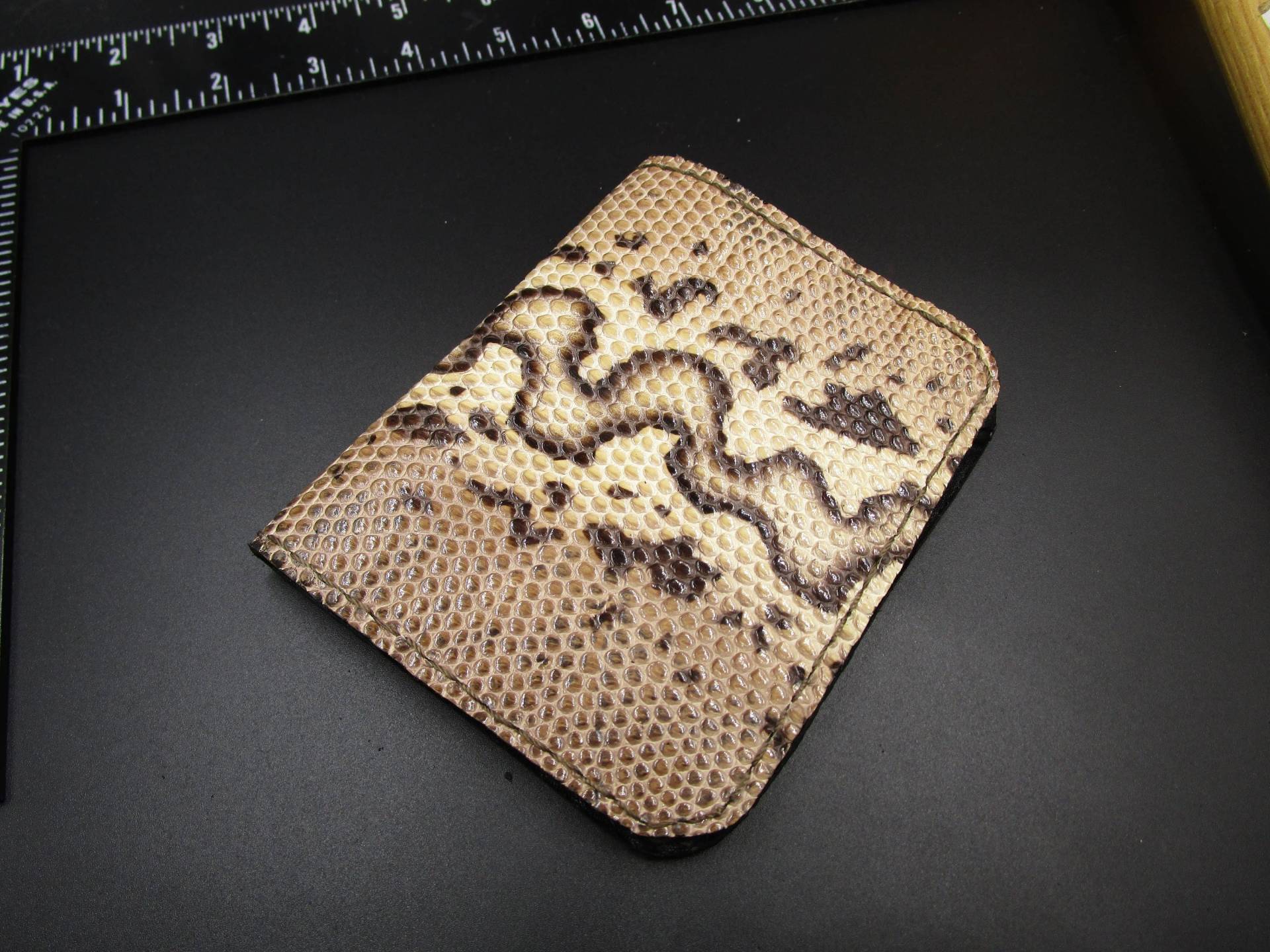 Echte Tegu Eidechse Haut Herren Aufrechte Bifold Brieftasche - Handgefertigt/Von Hand Genäht Schnee Leopard Echte Tegu Eidechse Haut Herren Aufrechte Bifold Brieftasche - Handgefertigt/Von Hand Genäht Schnee Leopard von JayNoliLuxuries