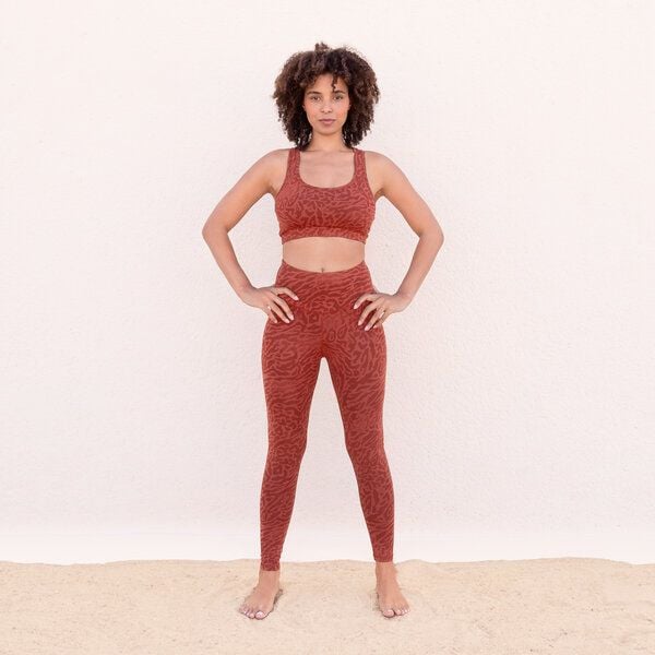 Jaya LEONA - Damen - High-Rise Leggings mit Allover-Leopard-Print aus weichem TENCEL Lyocell/Biobaumwoll-Mix mit doppelter Taillenpartie von Jaya