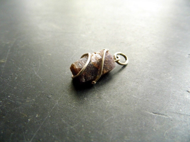 Anhänger, Rubin, Korund, Roh, Sterling Silber, Draht, Gewickelt, Dunkelrot Anhänger, Rubin, Korund, Roh, Sterling Silber, Draht, Gewickelt, Dunkelrot von JayasStarBazaar