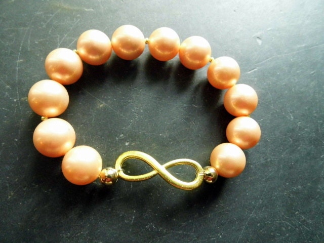 Armband, Shell Perlen, Messing, Infinity, Lachsfarbener, Rocaille-Perlen, Statement Schmuck Armband, Shell Perlen, Messing, Infinity, Lachsfarbener, Rocaille-Perlen, Statement Schmuck von JayasStarBazaar