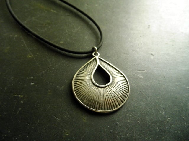 Halskette, Drop Anhänger, Metall, Versilbert, Hals Gummiband, Schmuck von JayasStarBazaar