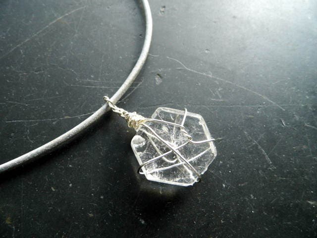 Halskette, Klarem Kristall, Lederband, Grau Halskette, Klarem Kristall, Lederband, Grau von JayasStarBazaar