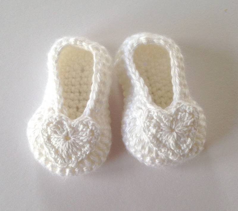 Weiße Gehäkelte Babyschühchen, Herz Applikation, Taufgeschenk von Jayneanncrochet