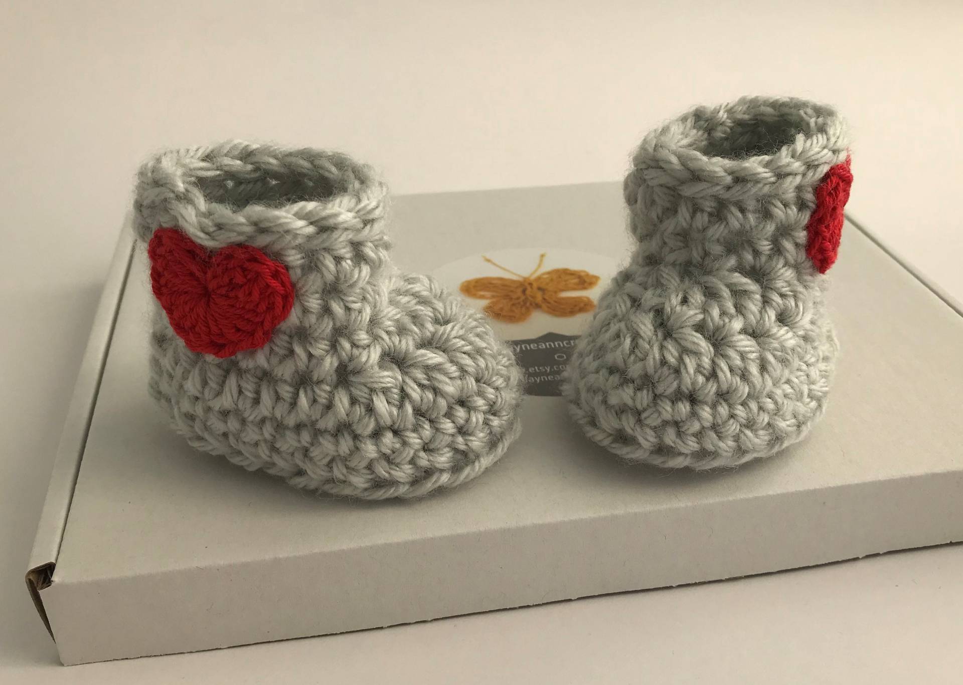 Gehäkelte Baby Booties Grauer Acryl Strick Mit Rotem Herz von Jayneanncrochet