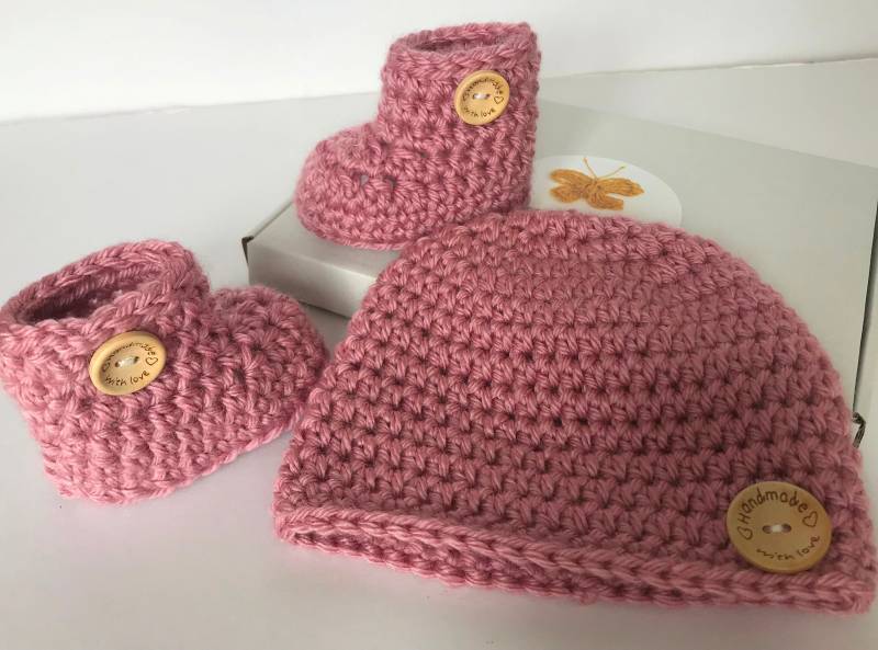 Gehäkelte Baby Mütze Und Booties Set - Altrosa, Neugeborenen Geschenk von Jayneanncrochet