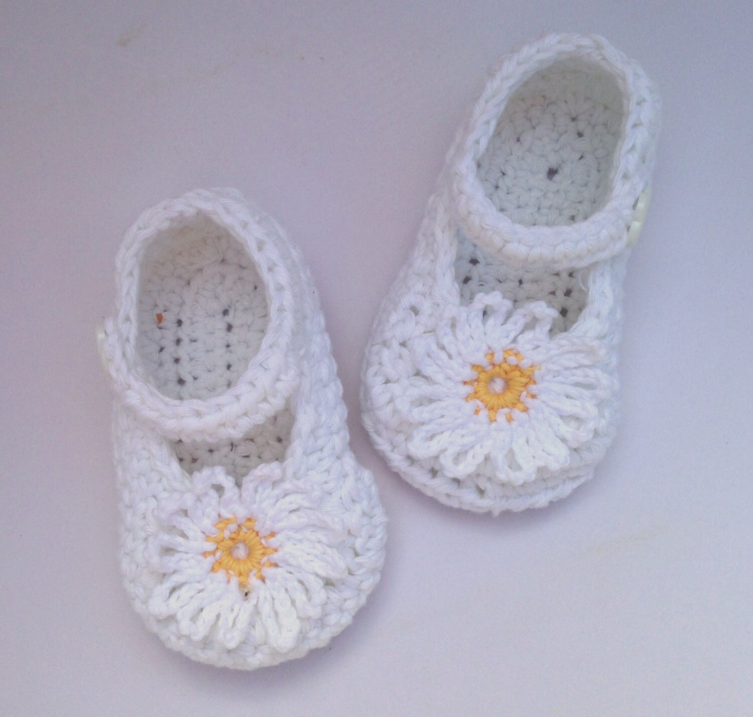Gehäkelte Babyschühchen Baumwolle Daisy Schuhe, Taufgeschenk von Jayneanncrochet