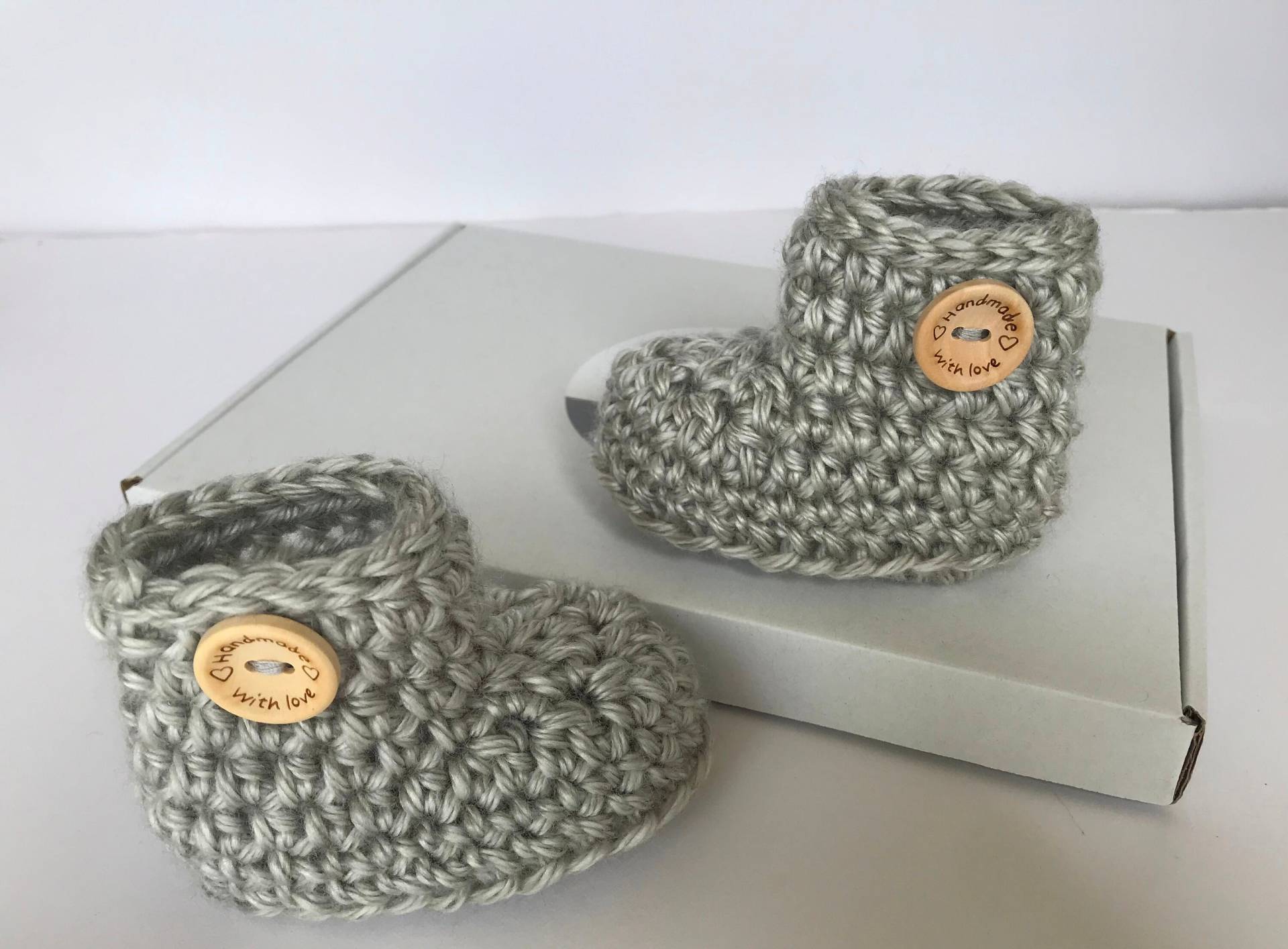 Gehäkelte Babyschühchen Graue Gestrickte Babyschuhe Mit Holzknopf von Jayneanncrochet