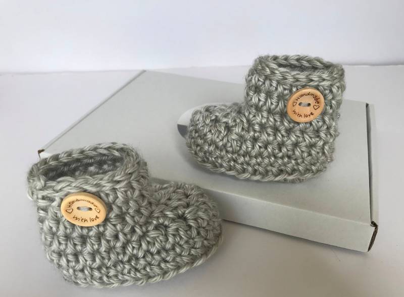 Gehäkelte Babyschühchen Graue Gestrickte Babyschuhe Mit Holzknopf von Jayneanncrochet