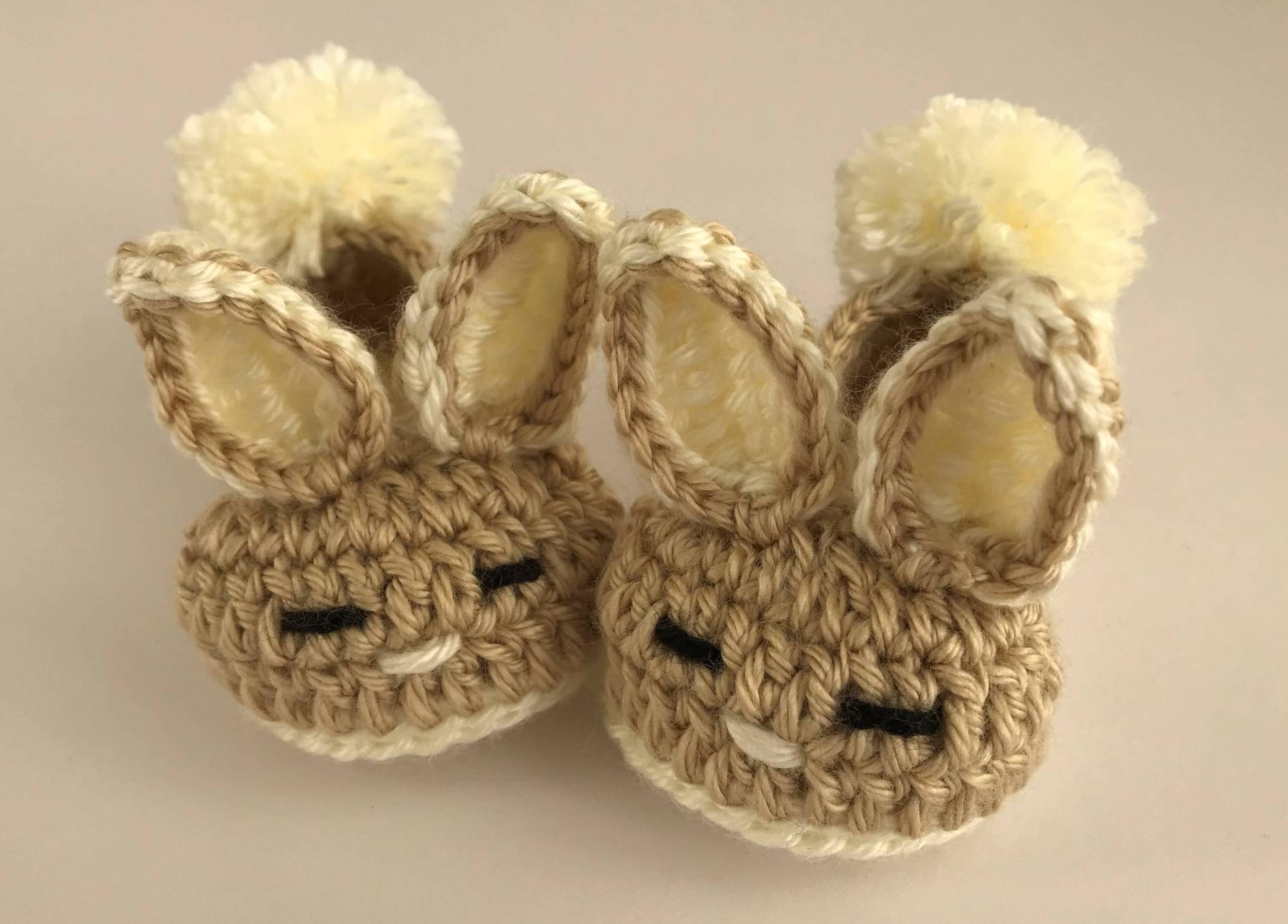 Gehäkelte Häschen Booties Beige Baby Ostergeschenk von Jayneanncrochet