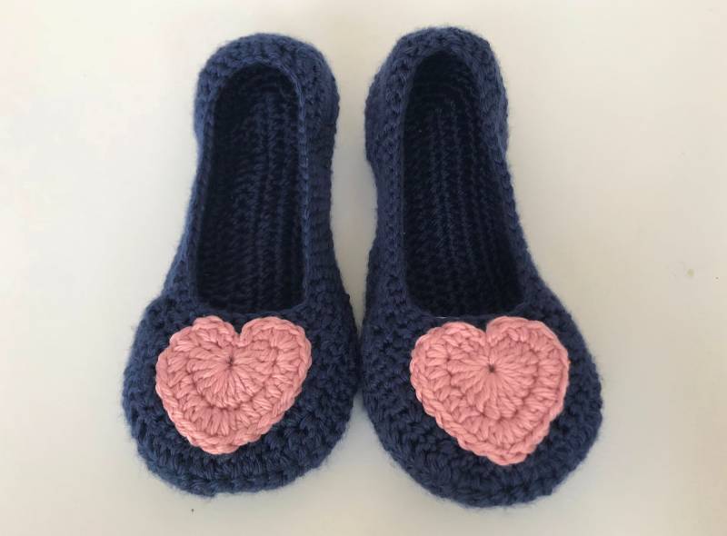 Gehäkelte Hausschuhe Blaue Hausschuhe Mit Rosa Herz-Applikation von Jayneanncrochet