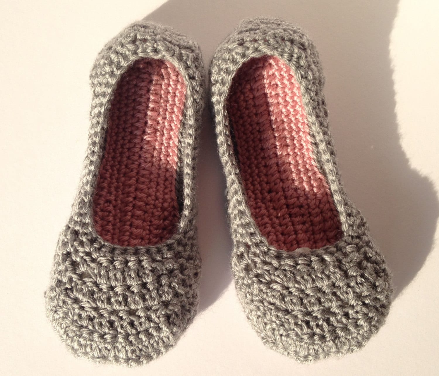Gehäkelte Hausschuhe Grau & Altrosa, Rutschfeste Hausschuhe von Jayneanncrochet