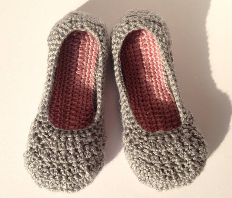 Gehäkelte Hausschuhe Grau & Altrosa, Rutschfeste Hausschuhe von Jayneanncrochet