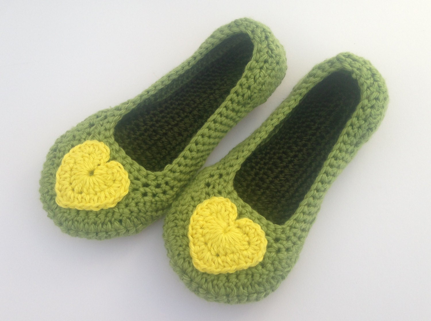 Gehäkelte Hausschuhe Grüne Hausschuhe Mit Gelber Herz-Applikation von Jayneanncrochet