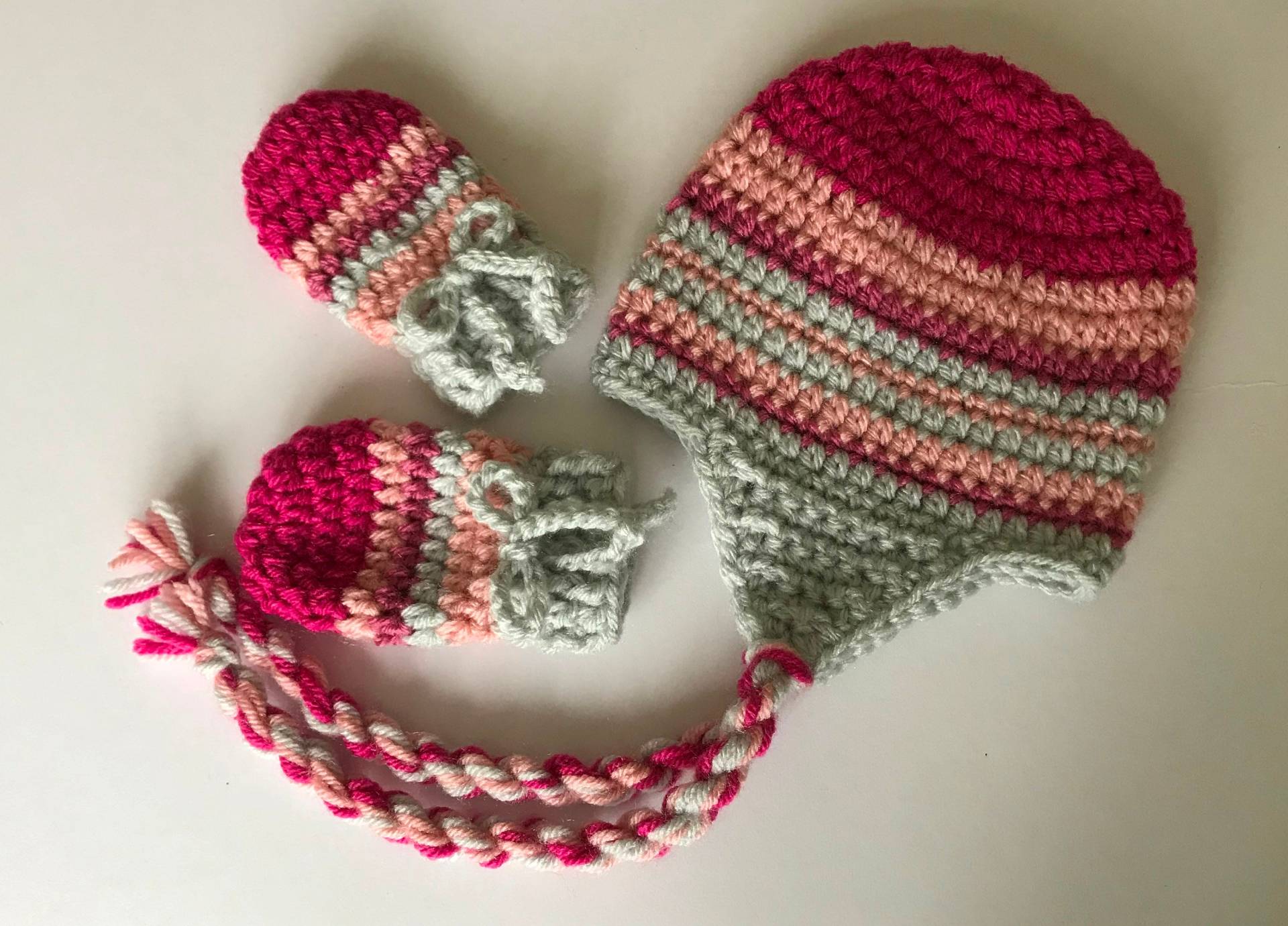 Gehäkelte Mütze Und Fäustlinge Im Set Rosa Ohrenklappen Design von Jayneanncrochet