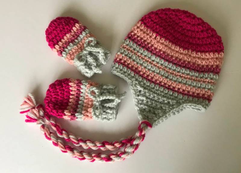 Gehäkelte Mütze Und Fäustlinge Im Set Rosa Ohrenklappen Design von Jayneanncrochet