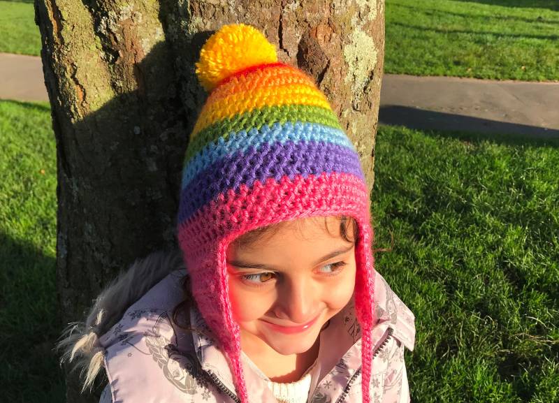 Gehäkelte Regenbogen Mütze Mit Ohrenklappen Kinder Pom von Jayneanncrochet