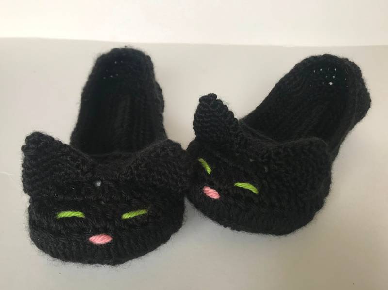 Schwarze Katze Hausschuhe Häkeln Damenhaus Schuhe, Acrylgarn von Jayneanncrochet