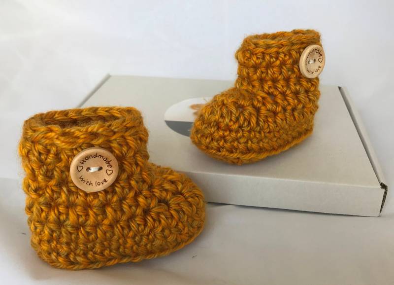Senffarbene Tweed Häkeln Baby Booties Mit Holzknopf von Jayneanncrochet
