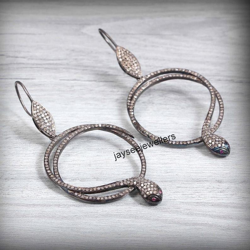 Handgemachte Sterlingsilber Rubin Schlange Ohrringe Im Single Cut Diamant-Stil von Jayseejewellers