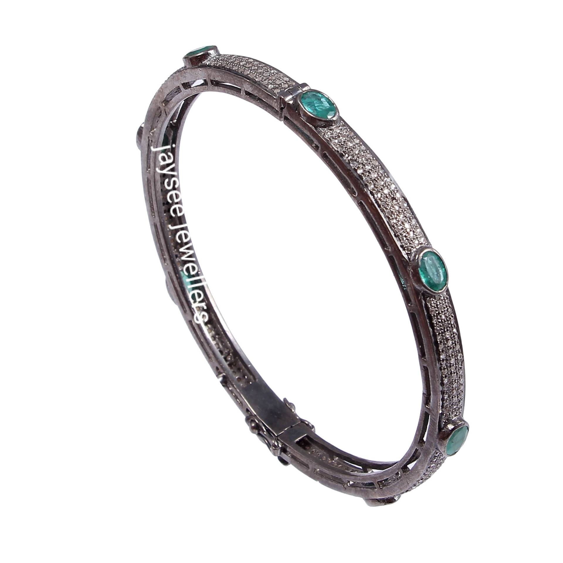 Handmade Pave Diamant Sterling Silber Armreif Smaragd Und Saphir Akzent von Jayseejewellers