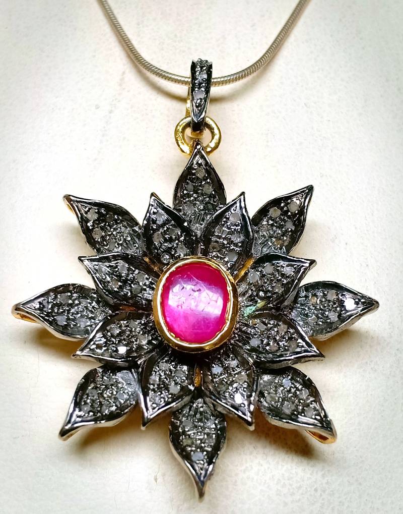 Handgefertigter Rubin Blumen-Anhänger Pave-Diamant, Sterling Silber | 42 X 32 Mm von Jayseejewellers