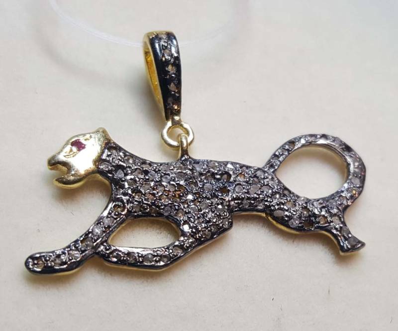 sterling Silber Pave Diamant Tiger Anhänger Mit Rubin Augen von Jayseejewellers