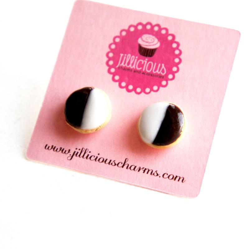 Schwarz-Weiß-Plätzchen-Ohrringe Essensschmuck von JazleneCollection